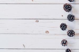 Kiefer Zapfen auf rustikal Holz Weiß Hintergrund mit Kopieren Raum. foto