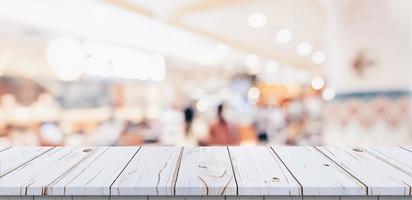 leeren Holz Tabelle und verschwommen Licht Tabelle im Einkaufen Einkaufszentrum mit Bokeh Hintergrund. Produkt Anzeige Vorlage. foto