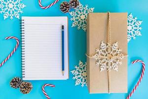oben Aussicht braun Geschenk Kasten, Notizbuch und Weihnachten Dekoration zum Neu Jahr auf Blau Pastell- Farbe. foto