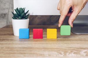 hand arrangieren holzblock stapeln als treppe auf holztisch. geschäftskonzept für wachstumserfolgsprozess. Platz kopieren foto