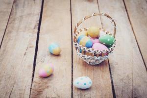 bunt Ostern Eier im Korb auf hölzern Tabelle Sieg Kopieren Raum. foto