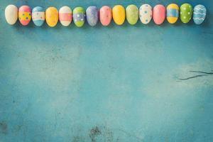 bunt Ostern Eier auf Blau Holz Hintergrund mit Kopieren Raum. foto