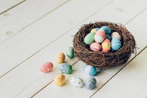 bunt Ostern Eier im das Nest auf Holz Tabelle Hintergrund. foto