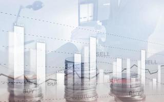 Diagramm auf Reihen von Münzen. Finanzaktien-Handelsdiagramm-Diagramm. Börsen- und Handelskonzept. foto