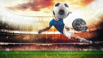 Fußball Stürmer Treffer das Ball mit ein akrobatisch trete im das Luft beim das Stadion beim Sonnenuntergang foto