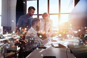 Geschäftsmann im Büro in Verbindung gebracht auf Internet Netzwerk. Konzept von Anfang Unternehmen foto