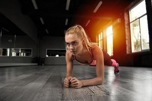 blond Mädchen Arbeiten aus beim ein Fitnessstudio foto