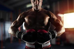 Boxer bereit zu Kampf beim das Fitnessstudio foto