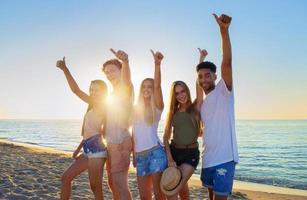 Gruppe von freunde haben Spaß auf das Strand. Konzept von Sommer foto