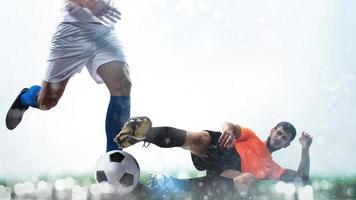 schließen oben von ein Fußball Aktion Szene mit im Wettbewerb Fußball Spieler auf Weiß Hintergrund foto