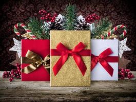 Weihnachten Grunge Dekoration Hintergrund mit die Geschenke auf hölzern Bretter foto