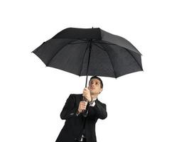 Geschäftsmann mit Regenschirm. Konzept von Krise. isoliert auf Weiß Hintergrund foto
