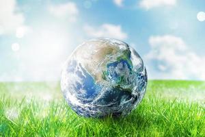 Erde Globus im ein Grün makellos Feld. Welt bereitgestellt durch NASA foto