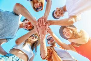 Gruppe von freunde haben Spaß auf das Strand foto