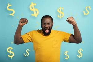 Junge Gewinnt Geld. erstaunt und überrascht Ausdruck Gesicht. Licht Blau Hintergrund foto