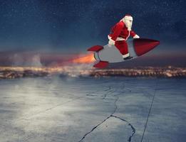 schnell Lieferung von Weihnachten Geschenke bereit zu fliegen mit ein Rakete foto