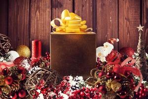Weihnachten Geschenk Box vorgestellt im das Mitte von Weihnachten Dekorationen auf hölzern Bretter foto