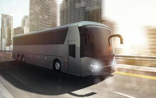 großartig Tour Bus ziehen um schnell auf das Autobahn mit modern Stadt im Hintergrund foto
