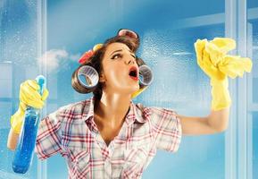 Hausfrau sauber Glas foto