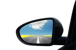 Flügel Spiegel von ein Auto mit schön Panorama reflektiert foto