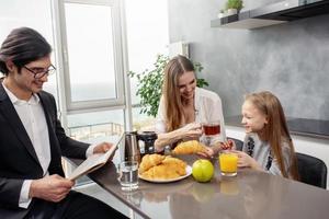 glücklich Familie haben ein Frühstück beim Zuhause foto