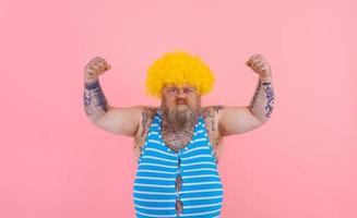 wütend Mann mit Gelb Perücke und Badeanzug ist bereit zu das Sommer- foto