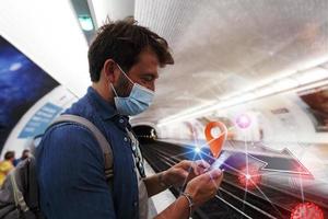 Mann warten zum das U-Bahn und prüfen mit Smartphone covid-19 Ansteckung foto