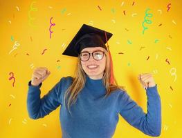 Frau ist glücklich zu haben erreicht Abschluss und Erfolg im Studien foto