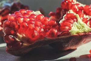 Granatapfel Saat Nahansicht. Granatapfel auf ein dunkel Hintergrund foto