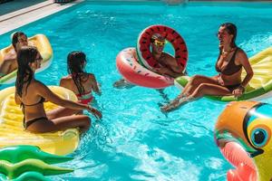 Familie auf das Schwimmbad foto