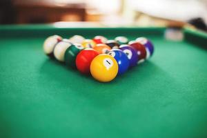 Bälle auf ein Billard- Tabelle im ein Dreieck. Spiel von amerikanisch Billard foto