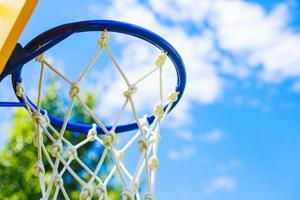 Basketballring auf Hintergrund des blauen Himmels foto