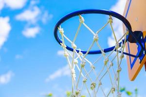 Basketballring auf Hintergrund des blauen Himmels foto