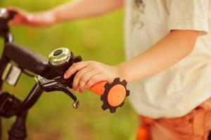 Junge mit ein Fahrrad auf das Straße foto