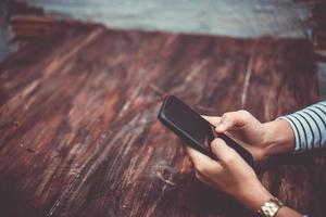 Frau mit einem Smartphone im Café Shop foto