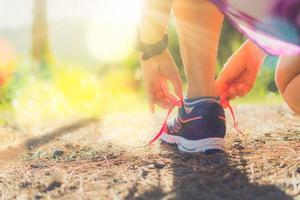 Frau, die Laufschuhe trägt, um zu laufen foto