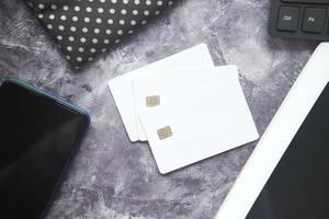 weiße Kreditkarten auf monochromatischer Tischplatte foto