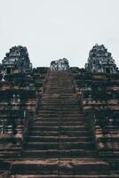 Treppe führen zu das oben von das Tempel foto