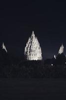 Blick auf den Prambanan-Tempel bei Nacht foto