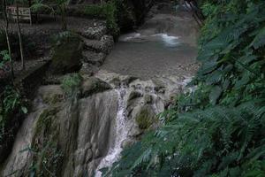 das gurgelnd Wasser von das kedung pedut Fluss ist frisch, felsig und sauber. foto