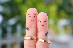 Finger Kunst von glücklich Paar. Konzept von ein Mann und Ehefrau tragen Hochzeit Ringe. foto