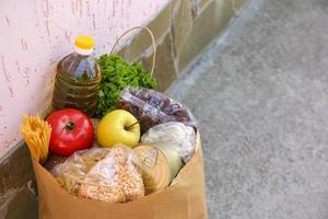 Karton Tasche mit Produkte. Konzept von Essen Lieferung. foto