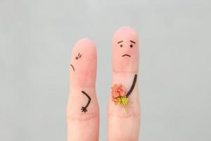 Finger Kunst von Paar. Mann gibt ein Frau ein Strauß von Blumen, sie ist nicht befriedigt. foto