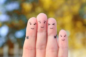 Fingerkunst der glücklichen Familie. das konzept eines spaziergangs im herbstpark. foto