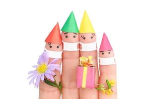 Finger Kunst von Familie im medizinisch Maske von covid-2019 feiert Geburtstag isoliert auf Weiß. foto