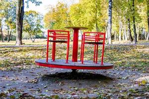 Fotografie zum Thema leerer Spielplatz mit Metallschaukel für Kinder foto