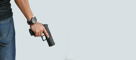isoliert 9mm Pistole Gewehr halten im richtig Hand von Gewehr Schütze mit Ausschnitt Pfade. foto