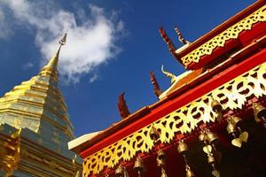 golden Pagode, Glocke hängend und schön Dach von wat phra Das doi Suthep Chiang Mai, Thailand. Wahrzeichen zum Reise beim Norden von Thailand und asiatisch, schön Außen Design und berühmt Tempel. foto