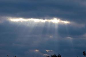 Himmel zwischen öffnen mit Strahlen von Sonnenlicht Kommen durch das Wolken foto