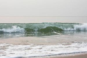 Luftblasen auf golden Strand mit Ozean Wasser im das Morgen beim Thailand Strände. foto